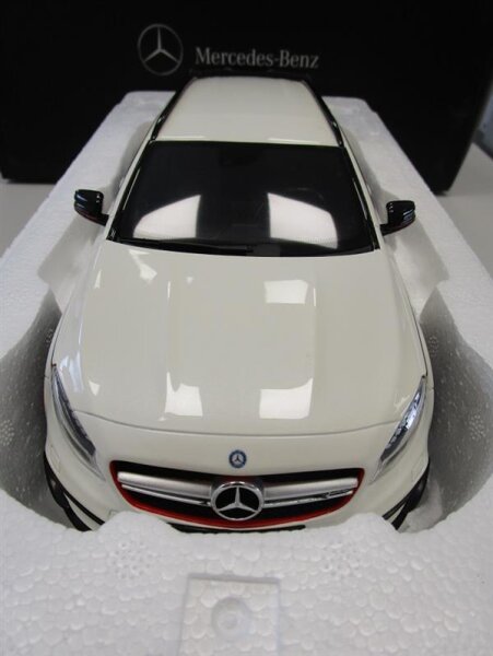 Mercedes-Benz Modellauto AMG GLA 1:18