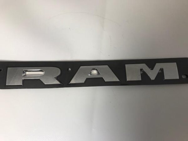 RAM Namensemblem Crome Badge für Vordertür K68302528AB