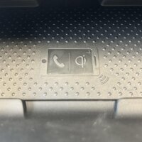 ŠKODA Stau Fach mit integrierter induktiver Handy-Ladestation (Qi) in der Ausführung Cool Brushed Silber 5E1863071Q YP2